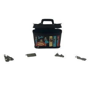 Mattel- 4 Barbie Charms for Charm Bracelet, Accessory Bag Included